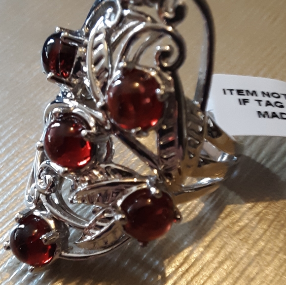 Mozambique Garnet Ring in Platinum - Picture 6 of 6